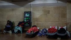 Cittadini ucraini rifugiati nella metro di Kyiv dopo un allarme aereo per i bombardamenti russi