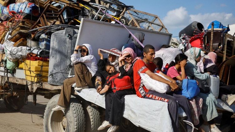 Displaced Palestinians move southward after Israeli forces ordered residents of Gaza City to evacuate to the south