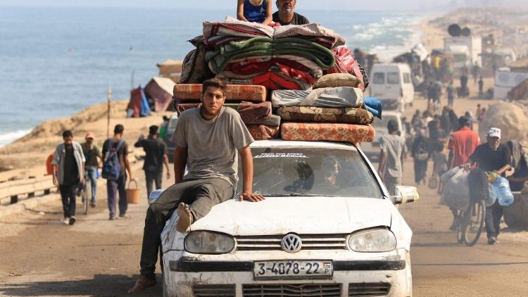 Displaced Palestinians flee southward in the central Gaza Strip after Israeli forces ordered residents of Gaza City to evacuate