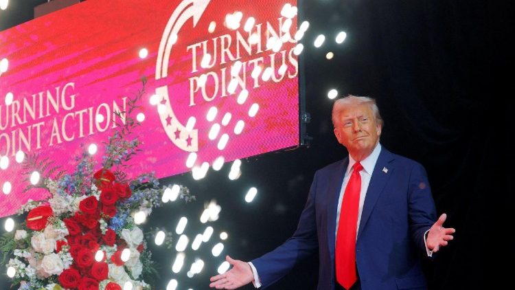 Trump bei der Gedenkfeier für Charlie Kirk im State Farm Stadium in Glendale