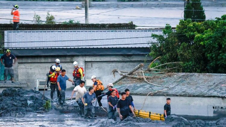 Kimbunga kikali lilipitia Asia,hasa Ufilipino,kisiwa cha Taiwan,jiji la Hong Kong,mkoa wa Guangdong na Vietnam, na waokoji.