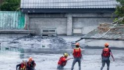 Shpëtimtarët në punë pas kalimit të tajfunit Ragasa