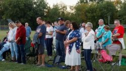 Người dân quy tụ cầu nguyện sau vụ xả súng