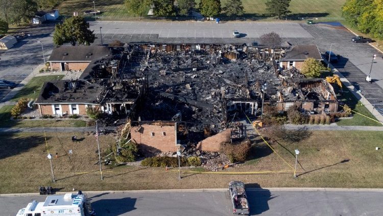 Nhà thờ của Giáo hội Các Thánh Hữu Ngày Sau của Chúa Giêsu Kitô ở Grand Blanc, Michigan, sau vụ tấn công 