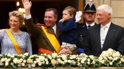 Великий Герцог з дружиною та сином після присяги в парламенті вітають громадськість з балкона монаршої резиденції