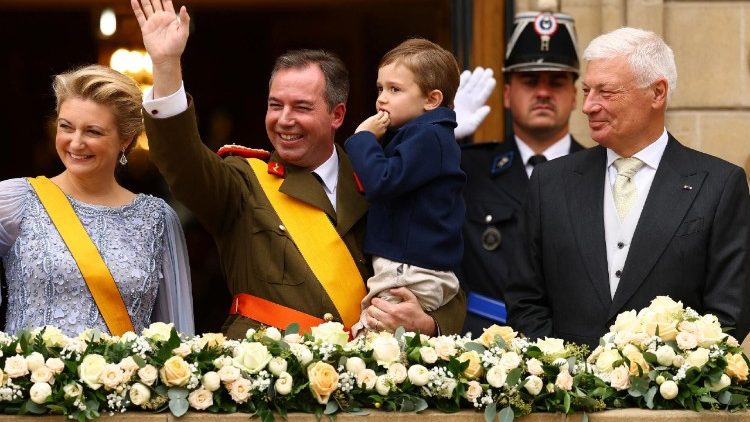 Великий Герцог з дружиною та сином після присяги в парламенті вітають громадськість з балкона монаршої резиденції