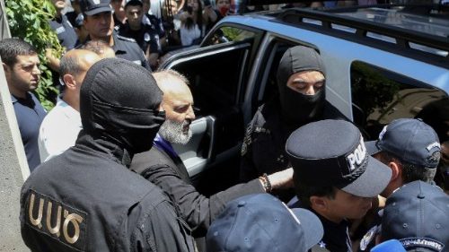 Armenien: Erzbischof zu zwei Jahren Haft verurteilt