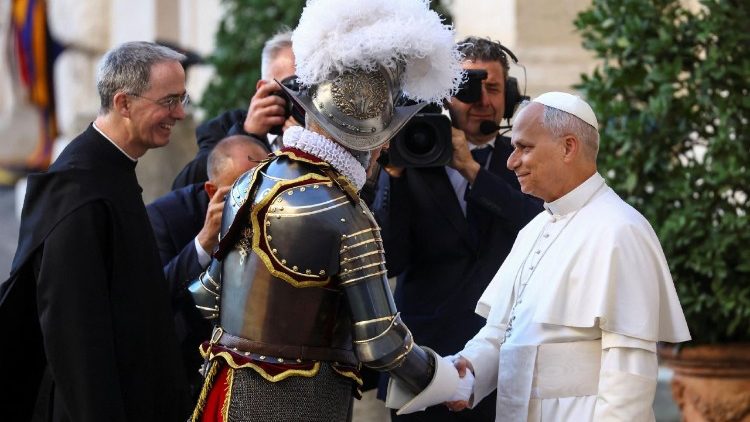 संत पापा ने स्विस गार्ड के कमांडेंट का अभिवादन किया 