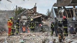 Hilfskräfte nach einem russischen Drohnenangriff (Archiv)