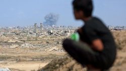 Mtoto akitazama mji wa Gaza ukigeuka vifusi.