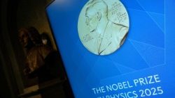 Un letrero del Premio Nobel de Física se exhibe en la Real Academia Sueca de Ciencias, en Estocolmo (foto Reuters)