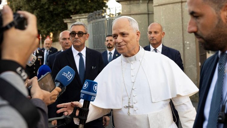 कास्टेल गंडोल्फो से निकलते समय पत्रकारों से बात करते हुए, संत पापा लियो 14वें 