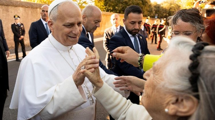 कास्टेल गंडोल्फो में पत्रकारों के सवालों का जवाब देते हुए संत पापा लियो