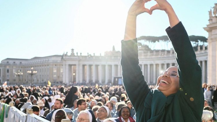Una religiosa le hizo al Papa el gesto a forma de corazón