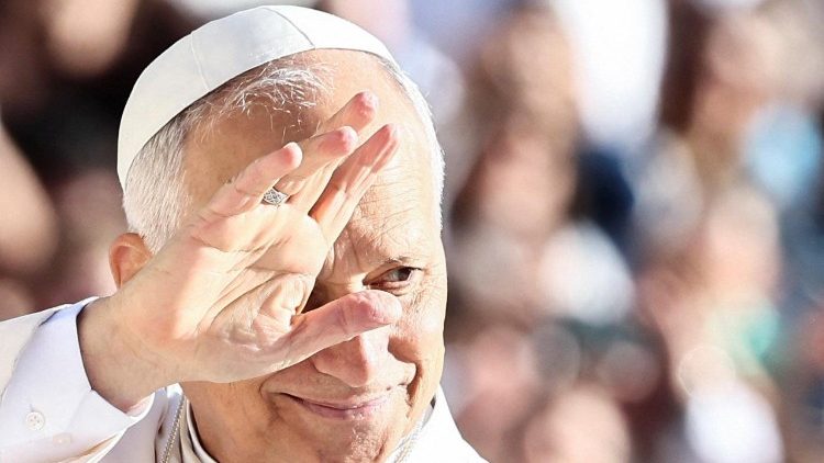 El Papa saludando a los fieles en la Plaza de San Pedro