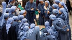 வத்திக்கான் வளாகத்தில் துறவறத்தார்