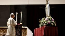 ഫാത്തിമ മാതാവിന്റെ തിരുസ്വരൂപത്തിന് മുന്നിൽ ലിയോ പതിനാലാമൻ പാപ്പാ