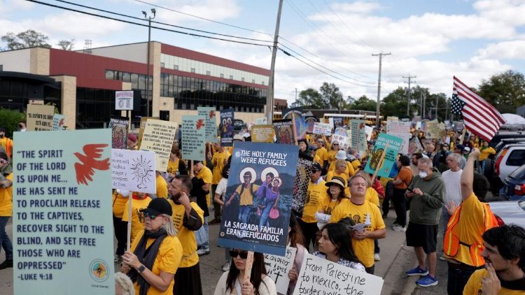 Des fidèles catholiques participent à une marche près du centre de détention de l'ICE (Immigration and Customs Enforcement) à Broadview, près de Chicago, dans l'Illinois, samedi 11 octobre 2025.