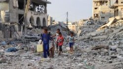 Niños caminando en medio de las ruinas por Gaza. 