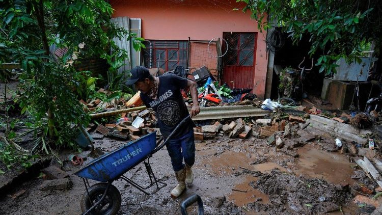 La devastazione dell’uragano Priscilla e della tempesta tropicale Raymond in Messico