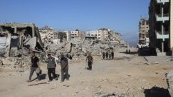 Palästinenser gehen durch Trümmerberge in Gaza-Stadt