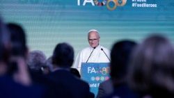 विश्व खाद्य दिवस की 80वीं वर्षगाँठ पर रोम स्थित फाओ कार्यालय में लोगों को सम्बोधित करते पोप लियो 14वें