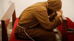 Um monge cristão reza durante a cerimônia de consagração na Igreja caldeia da Imaculada Conceição, em Mosul.