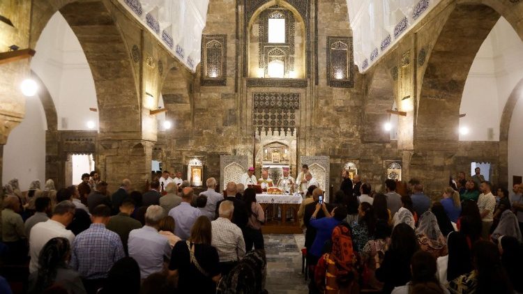 I fedeli alla messa celebrata dal patriarca Sako