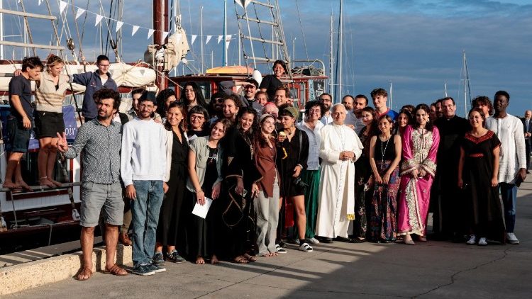 ऑस्तिया में जहाज पर यात्रा कर रहे युवाओं के साथ फोटो खिंचाते पोप लियो 14वें