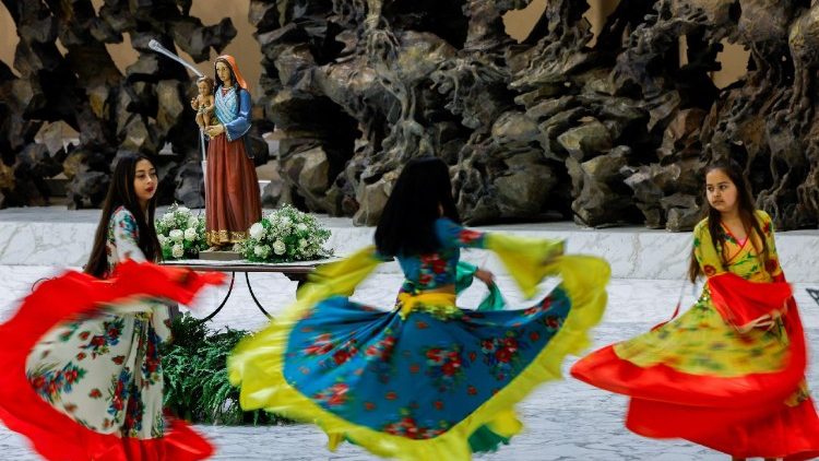 വത്തിക്കാനിൽ പോൾ ആറാമൻ ശാലയിൽ ലിയൊ പതിനാലാമൻ പാപ്പായ്ക്കു മുന്നിൽ നൃത്തം അവതരിപ്പിക്കുന്ന നോടോടി കലാകാരികൾ, 18/10/25