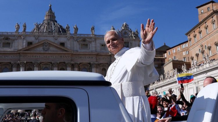 Leó pápa a Szent Péter téren üdvözli a híveket