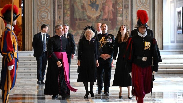 Die Königin im Apostolischen Palast