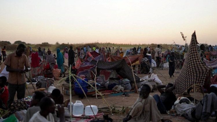 Habitantes de El Fasher abandonam a cidade em direção a campo de refugiados em Tawila.