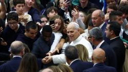 വിദ്യാർത്ഥികൾക്കൊപ്പം ലിയോ പതിനാലാമൻ പാപ്പാ,വത്തിക്കാനിലെ പോൾ ആറാമൻ ശാലയിൽ 