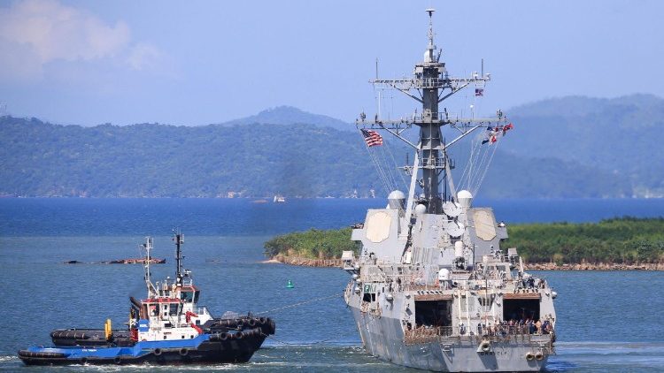 Il cacciatorpediniere USS Gravely della Marina degli Stati Uniti naviga al largo delle coste di Trinidad e Tobago