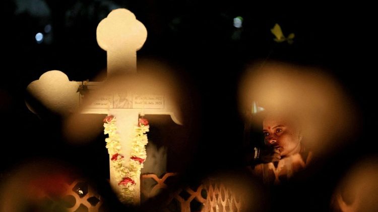 No dia de Finados, fiel reza em cemitério em Daca, capital de Bangladesh