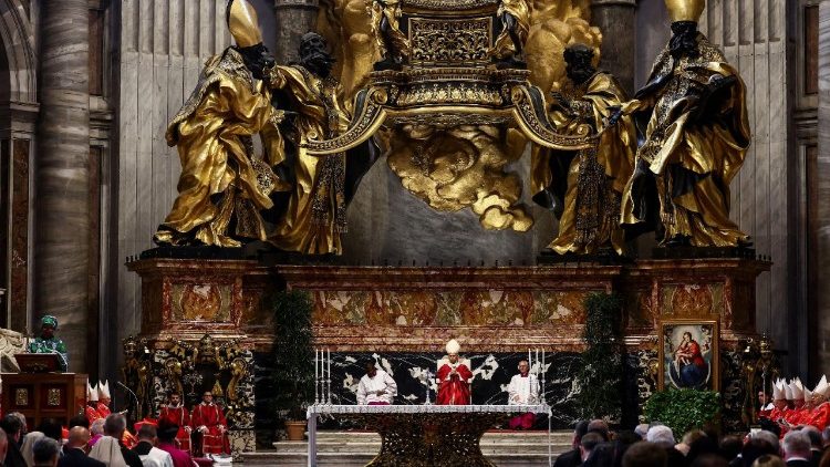 Pápai szentmise a katedra oltárnál 