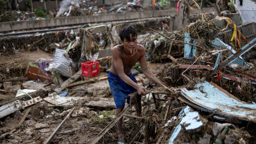 Um homem vasculha os destroços de sua casa após ela ter sido levada pelas enchentes causadas pelo tufão Kalmaegi em Talisay, Cebu, Filipinas, em 5 de novembro de 2025. REUTERS/Eloisa Lopez