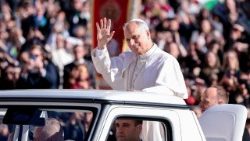 திருப்பயணிகளை ஆசீர்வதிக்கும் திருத்தந்தை 