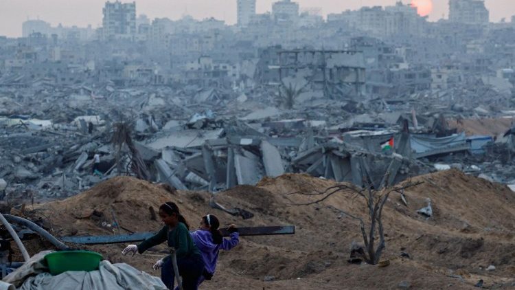 Niños entre los escombros de Gaza