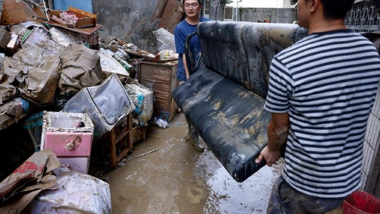 புயலால் பாதிக்கப்பட்டுள்ள மக்கள் 