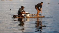 गज़ा सिटी के बंदरगाह पर इस्राएल और हमास के बीच युद्ध विराम के दौरान फिलिस्तीनी मछली पकड़ते हुए