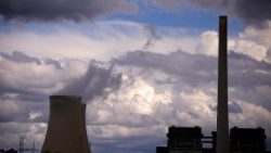 Hinter den Schornsteinen des Kohlekraftwerks Bayswater in der Nähe der Stadt Muswellbrook im Zentrum von New South Wales, Australien, sind Gewitterwolken zu sehen.
