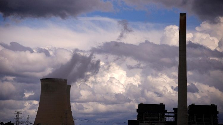 Hinter den Schornsteinen des Kohlekraftwerks Bayswater in der Nähe der Stadt Muswellbrook im Zentrum von New South Wales, Australien, sind Gewitterwolken zu sehen.