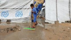 Palästinenser suchen während des Regens in Gaza-Stadt Schutz in Zelten