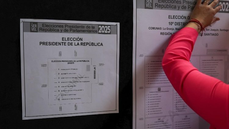 Últimos preparativos en los colegios electorales para las elecciones presidenciales y parlamentarias en Chile