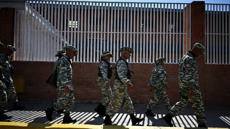 Venezuela entrena a sus fuerzas armadas en medio de crecientes tensiones con Estados Unidos. 