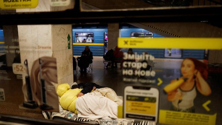Pessoas se abrigam dentro de uma estação de metrô durante um ataque russo com mísseis e drones, em meio à ofensiva da Rússia contra a Ucrânia, em Kiev, Ucrânia, em 19 de novembro de 2025. REUTERS/Alina Smutko