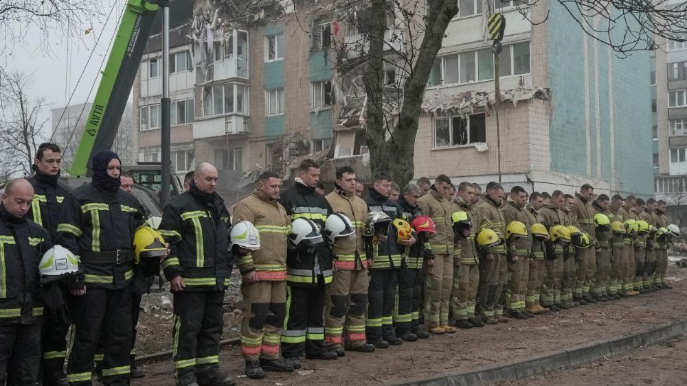 Socorristas fazem um minuto de silêncio no local de um prédio de apartamentos atingido ontem por um ataque de míssil russo, em meio ao ataque da Rússia à Ucrânia, em Ternopil, Ucrânia, em 20 de novembro de 2025. REUTERS/Andriy Bodak
