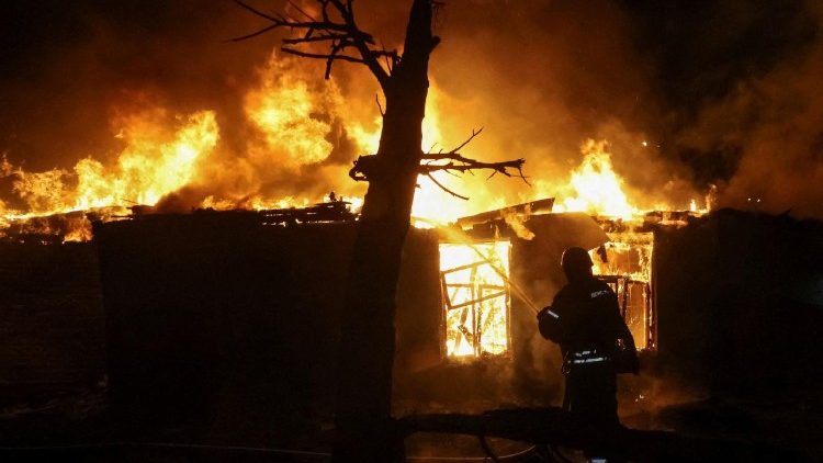 Um bombeiro trabalha no local de um ataque de drone russo, em meio ao ataque da Rússia à Ucrânia, em Kharkiv, Ucrânia, em 23 de novembro de 2025. REUTERS/Vyacheslav Madiyevskyy